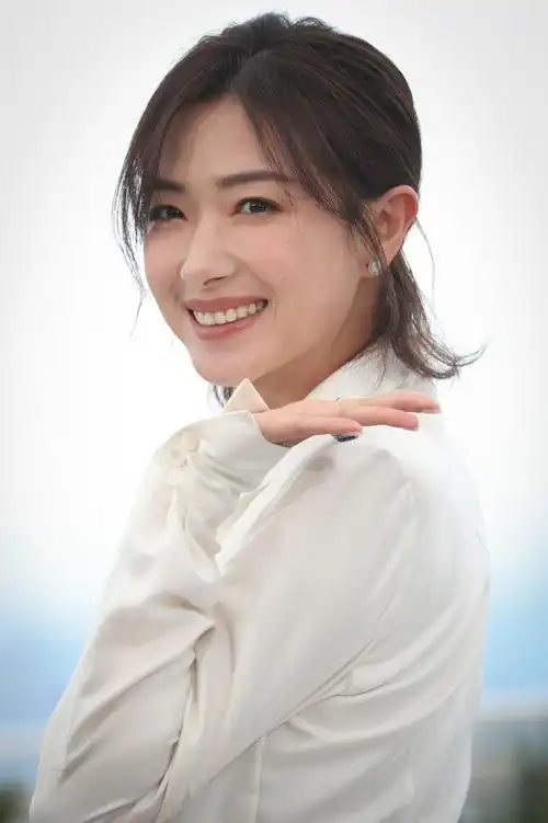 万茜身穿白色西装拍摄大片,双手托脸十分搞怪