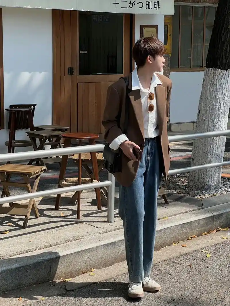 咖色西装配牛仔裤yyds | 复古时髦感.又到穿西装外套的季 - 抖音