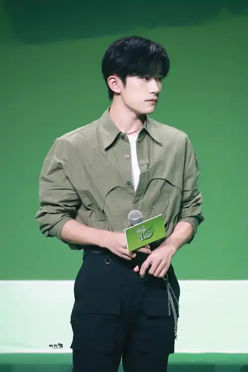 易烊千玺 康师傅绿茶品牌代言人