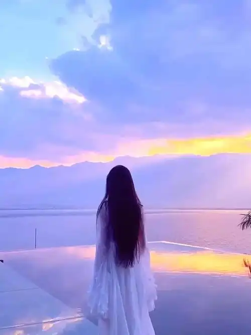夕阳下的美景和美女