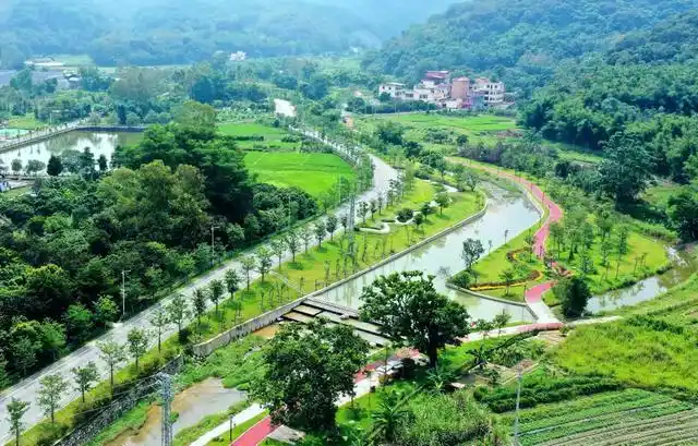 富有历史气息的糖厂公园,汇仙瀑布,拱桥驿道及墙绘新农村的文化墙等