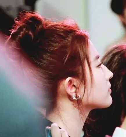 网友:乍一看有点和奶茶妹妹章泽天有点像,仿佛是有一点,有过之而无不