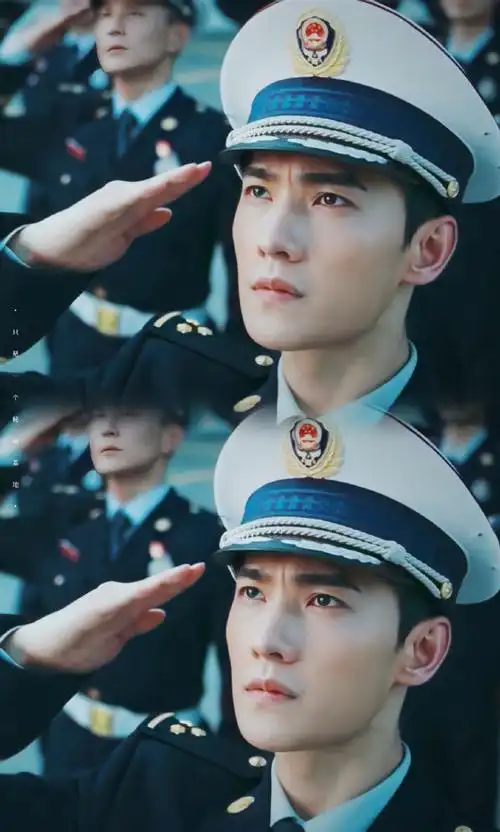 杨洋穿制服敬礼镜头