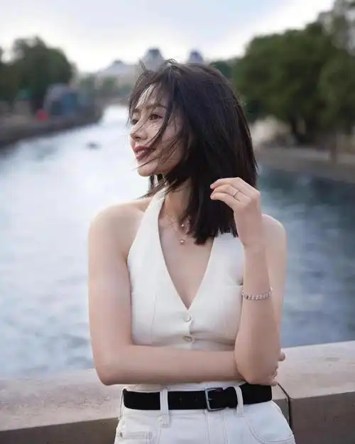 高圆圆罕见拍写真这么风骚,真空穿马甲 阔腿裤,换个风格变化大|发型