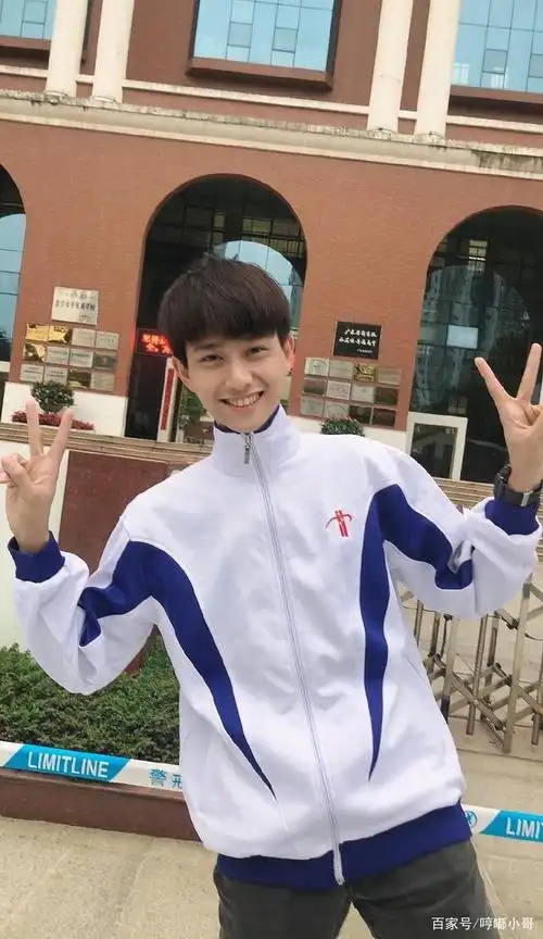 每当看到家中相框中,高中时期拍的照片,穿着校服,随意的发型,青涩的