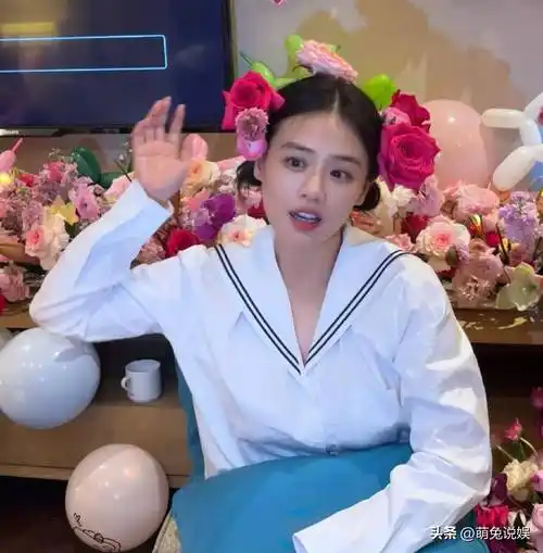 马思纯庆36岁生日房间摆满鲜花头插玫瑰花开心的像个小孩子