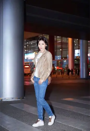 女艺人刘涛率性自然灵动机场街拍__凤凰网