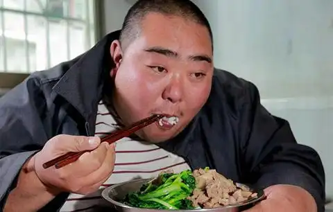 "中国第一胖"33岁体重520斤 一顿能吃8碗饭