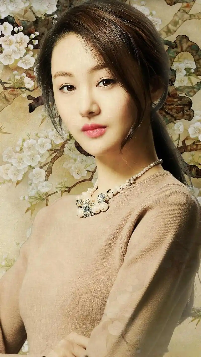 照片中的郑爽留着黑色齐肩短发,白玉一般的肌肤,看起来就好像是磁窑中