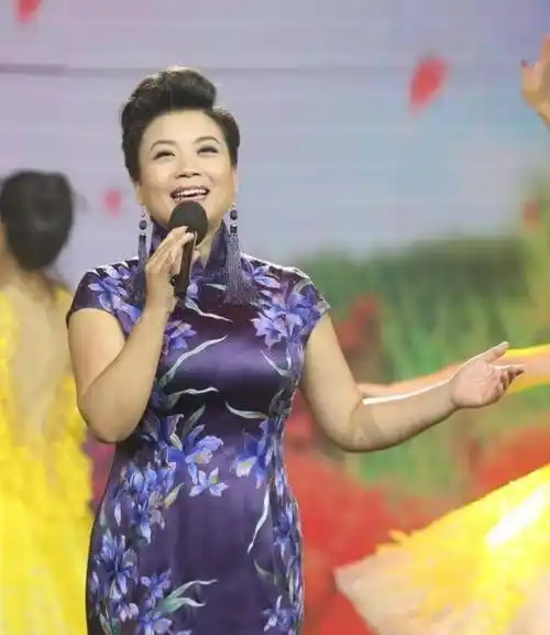 "张也素颜本色,回乡探亲被捕捉,朴素印花服饰中透露着不凡气质"_时尚