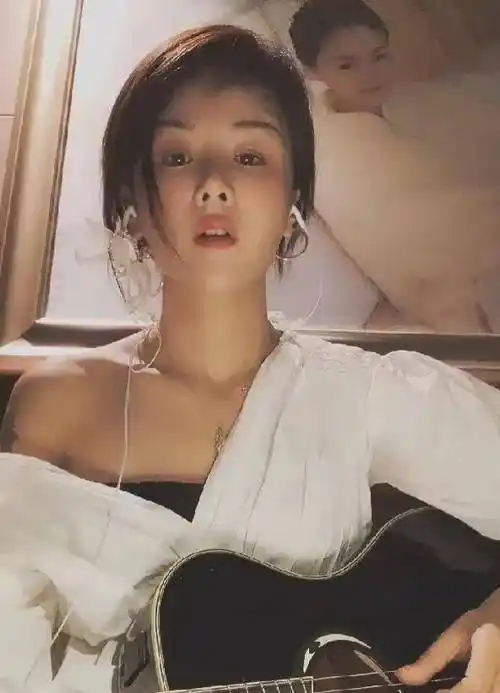 花姐的影响力也越来越大,她明白自己不能只靠翻唱而活,作为一个歌手