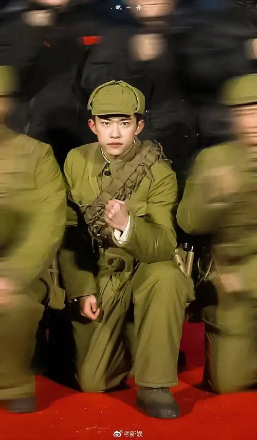 易烊千玺军装#热血军人千玺太有感觉了!