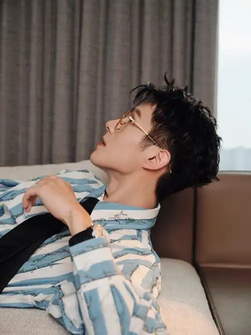 被刘昊然金丝眼镜迷拥了