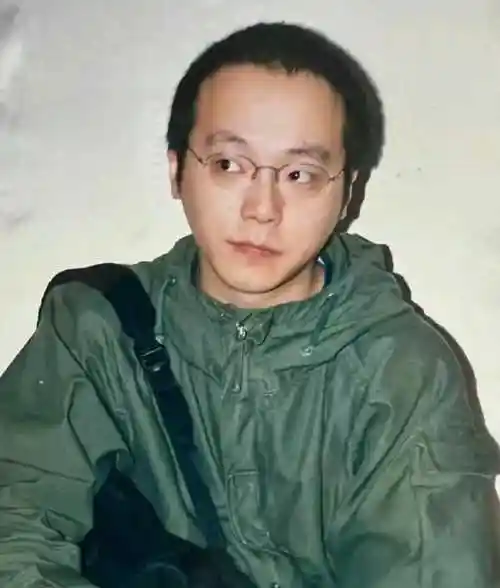 原创55岁窦唯发福显胖秃顶形象大变认不出独自在灵隐寺闲逛