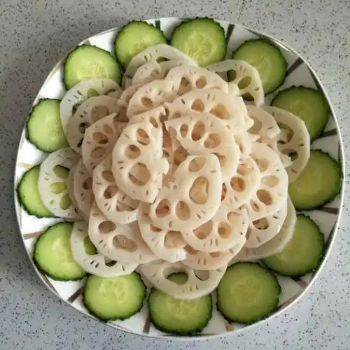 第6步,摆上焯好的莲藕.