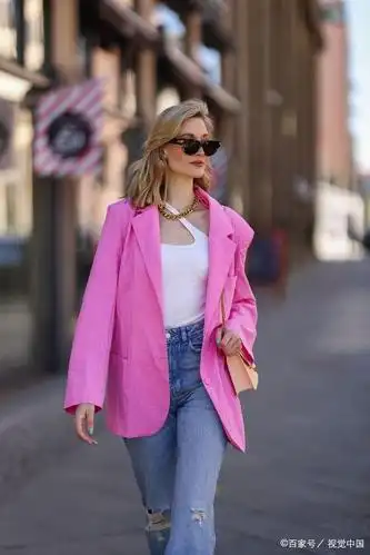 时尚街拍:粉色西装搭配牛仔裤清爽帅气