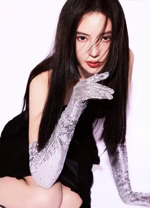 金晨黑银大片 穿抹胸黑裙大秀身材