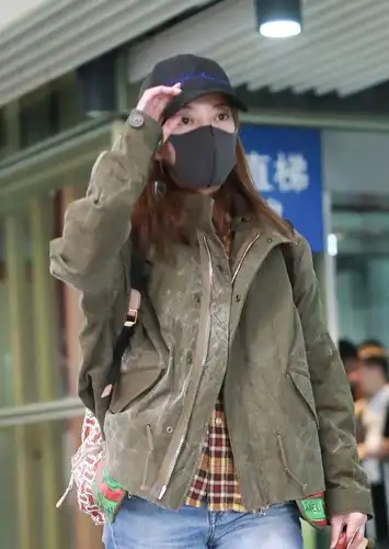 赵薇现身机场,穿军绿色外套十分低调!