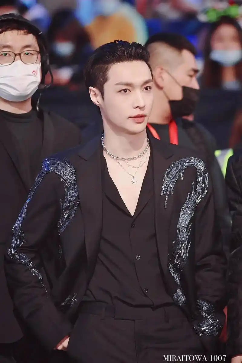 这是谁的男朋友这么帅气#张艺兴 #张艺兴壁纸 @dou 小助 - 抖音