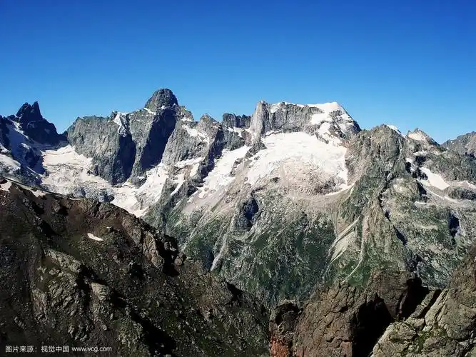 高山.远处的山峰.复古的照片