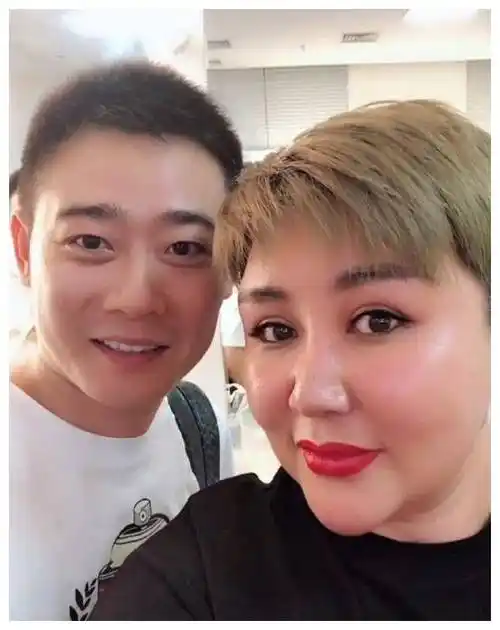 栾云平迎来40岁生日晒儿时照片网友热议副总多年不变