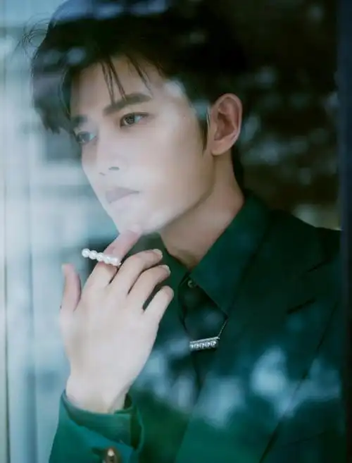 任嘉伦孔雀绿西装