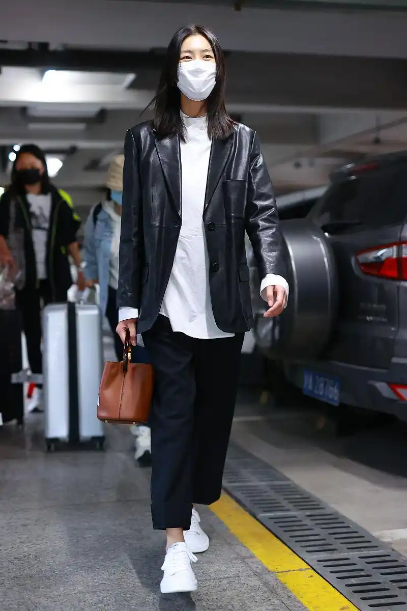 刘雯街拍:皮西装chanel小白鞋 marni水桶包干练霸气