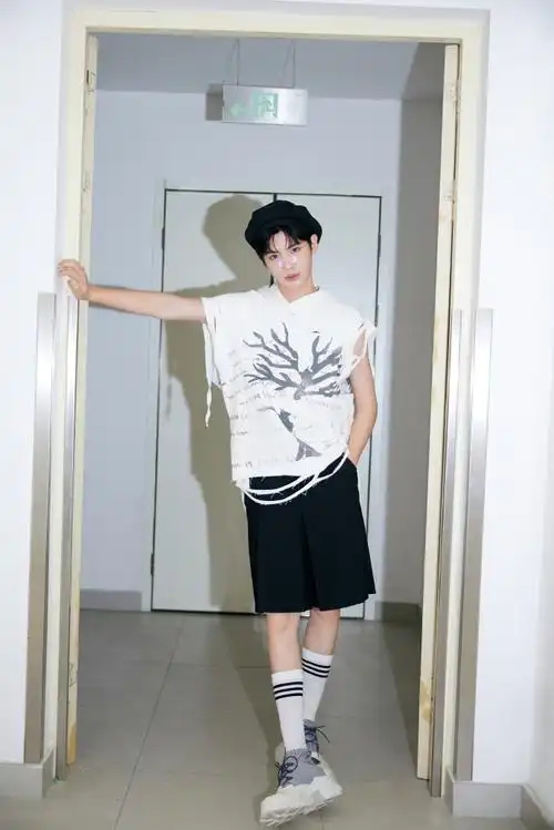 黄明昊超话天气9715,心情7715#罗蒙环球乐园#星动一夏look先