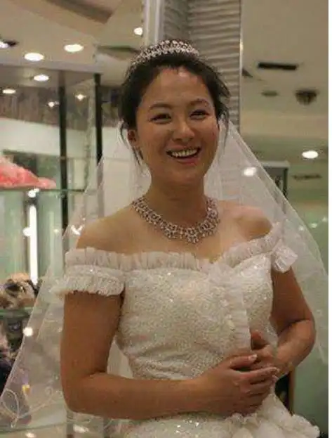 42岁沈傲君近照,嫁给这样的家族背景,儿子的名字令网友反感?