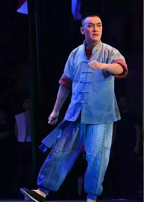 晋剧杨志君在剧中饰演余占鳌为纪念抗战胜利70周年推出的大型现代戏