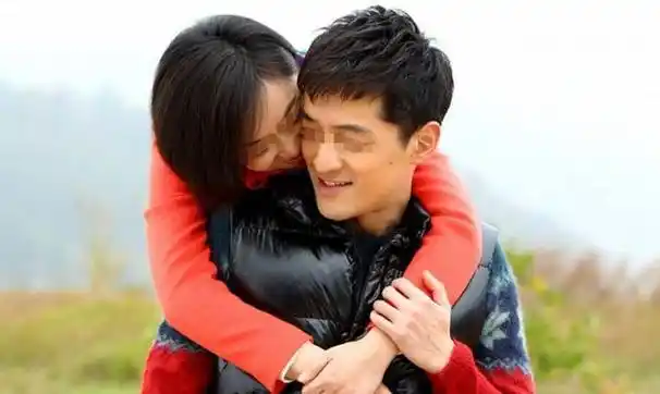 在周围人的眼中,吴倩与周庆光的结合似乎充满了不解与疑惑.