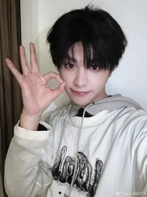 黄明昊出道六周年##黄明昊素颜状态