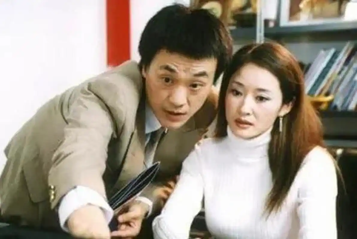 97年,女同学李海洋请何冰吃饭,借着酒劲,李海洋说:"我也这么大年纪了