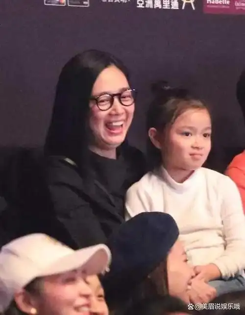 刘德华11岁女儿时隔5年露面双眼似爸爸眉头深锁送别爷爷