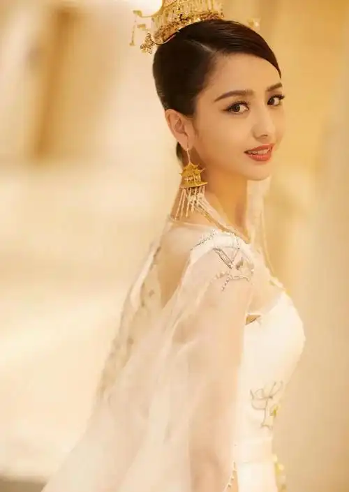 佟丽娅40岁美到认不出皮肤白皙腰部纤细胸前镂空一块太性感