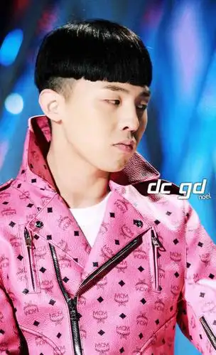 权志龙# 09年的锅盖头真可爱呐真是张张神颜~~~~连后脑勺也觉得萌cry