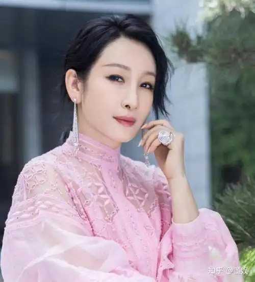 秦海璐年轻时长相十分普通.