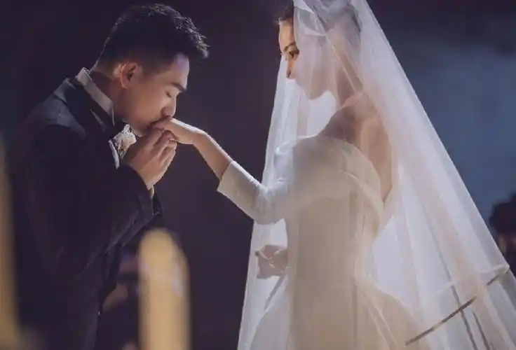 张馨予何捷罕见互动:听到他对张馨予的称呼后,这爱情太偶像剧了_网友