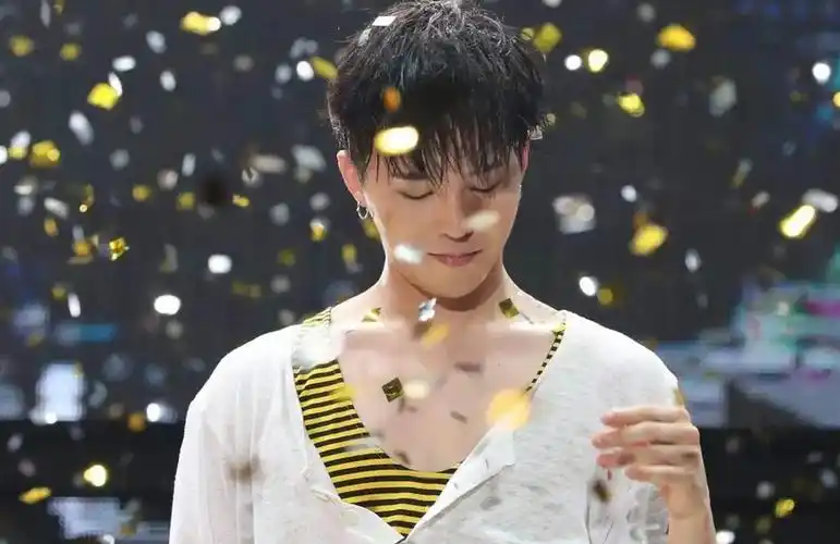 怎么回应王思聪_不捐款的明星中央新闻联播_王思聪取笑权志龙照片