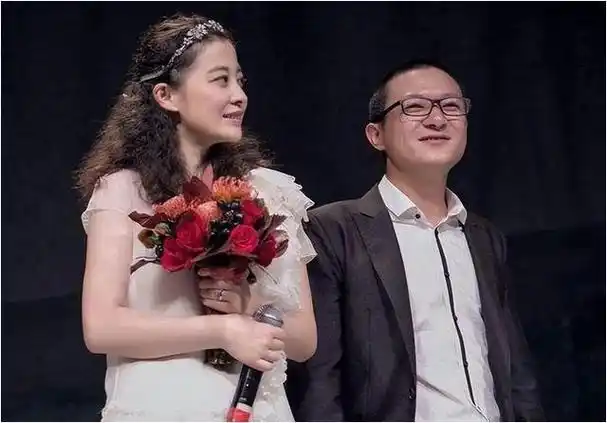 当她遇到大她11岁的老公曾剑时,她的感情创伤得到了治愈.