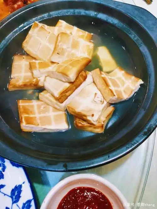 孔门豆腐,这个是要蘸着料汁吃的,是孔宴很有代表性的一道美食.