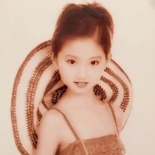 景甜流光之城#我会发一些@景甜的憨憨童年照小孩子细皮嫩肉的最好吃了