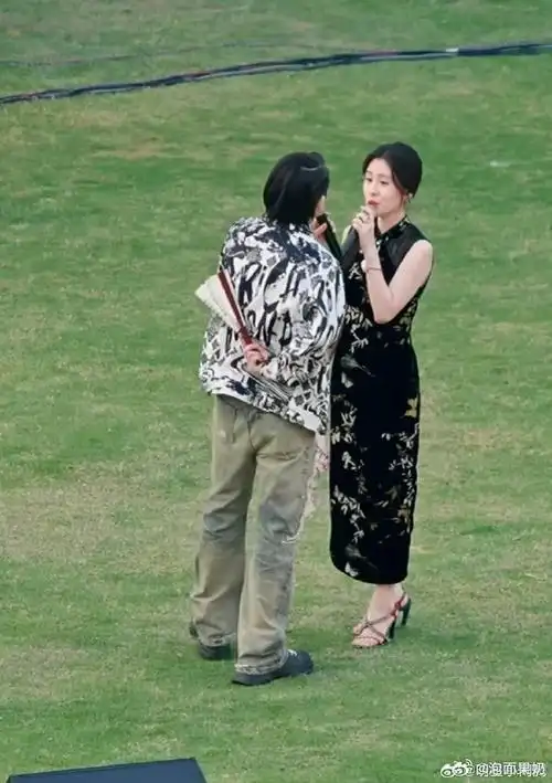 张碧晨小鬼有自己的偷偷藏不住##张碧晨看小鬼的眼神