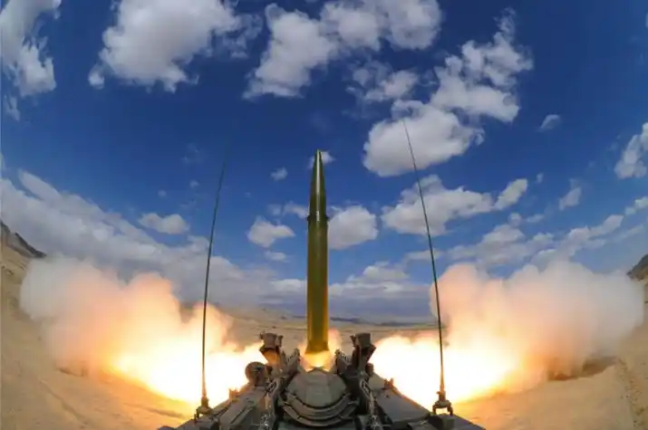 中国新型导弹东风51,高速大转角变轨,可躲避海上宙斯盾防御系统-中国