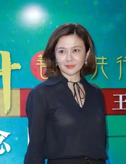 61岁关之琳又带火了一种新穿法:衬衫 喇叭裤 波波头,减龄又洋气