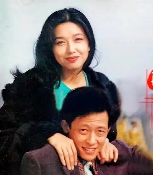 抛下小9岁的男友靳东远赴国外陪女儿读书现在的江珊幸福吗