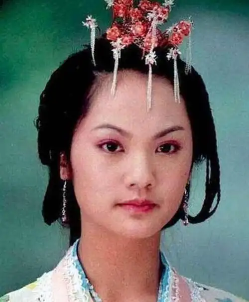 杨丞琳也是额头和发际线不适合这样的发型.