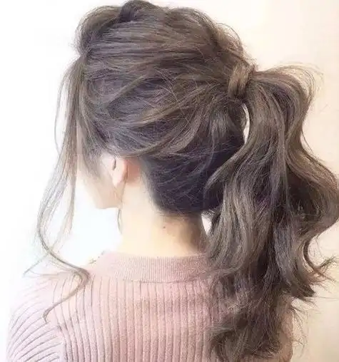 女生蓬松扎发马尾辫发型