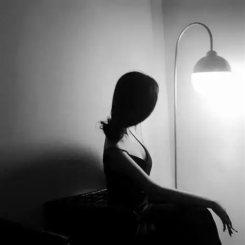 美女头像图片气质侧面黑白