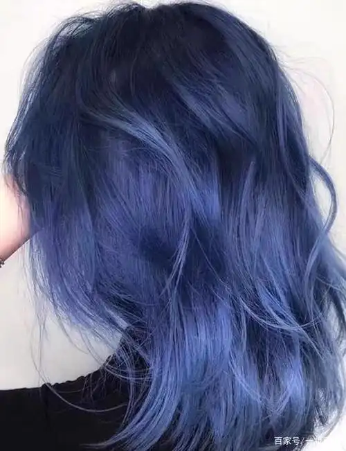 这款发色会显得头发有光泽,很有气质,淡淡的蓝色不会失调